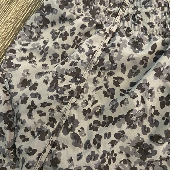 Athleta Women's Size 2X Gray Leopard Printed Mesh Racer Run 4" Athletic Short - Picture 9 of 9